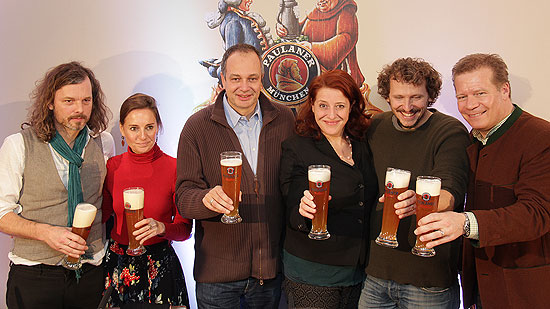 Ein Teil des Teams: (v.r.) Paulaner-Chef Steinfatt, Regisseur Rosenmüller, Kabarettistin Luise Kinseher, Autor Thomas Lienenlüke, Merkel-Darstellerin Antonia von Romatowski und Komponist Gert Baumann (Foto: Martin Schmitz)